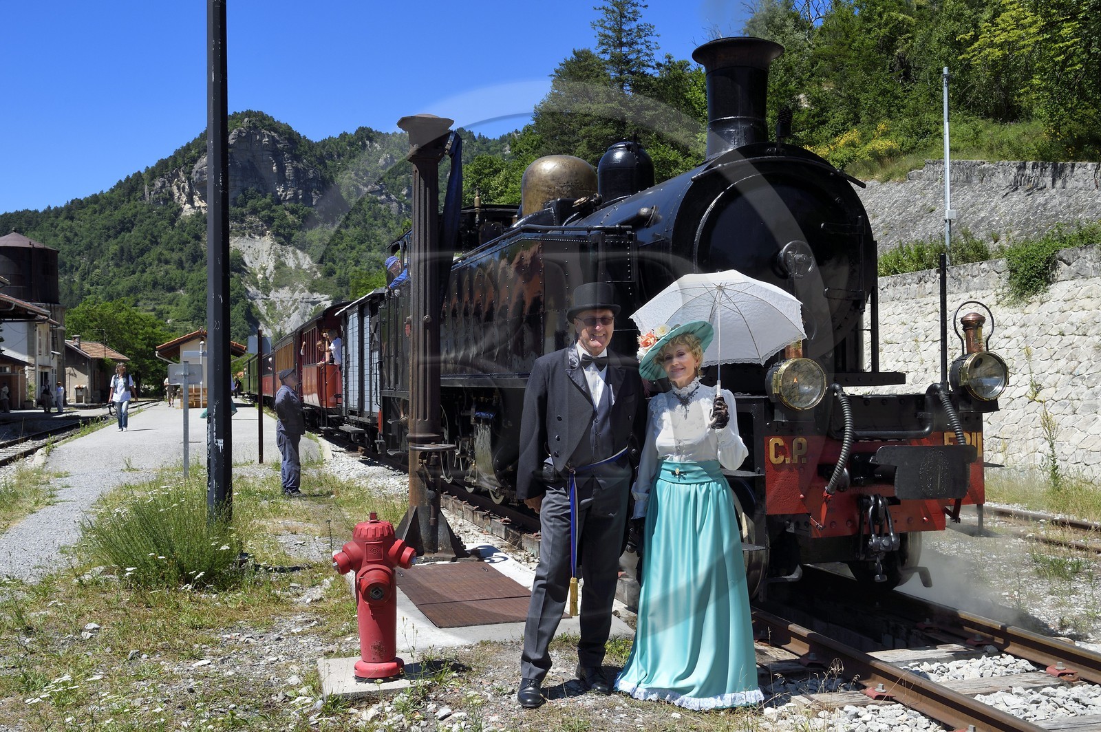 France, Alpes-de-Haute-Provence (04), Annot, le Train des Pignes, membres de l'AHVAE (Association d'histoire vivante et de d'archéologie expérimentale) en costume Belle Epoque devant la locomotive à vapeur