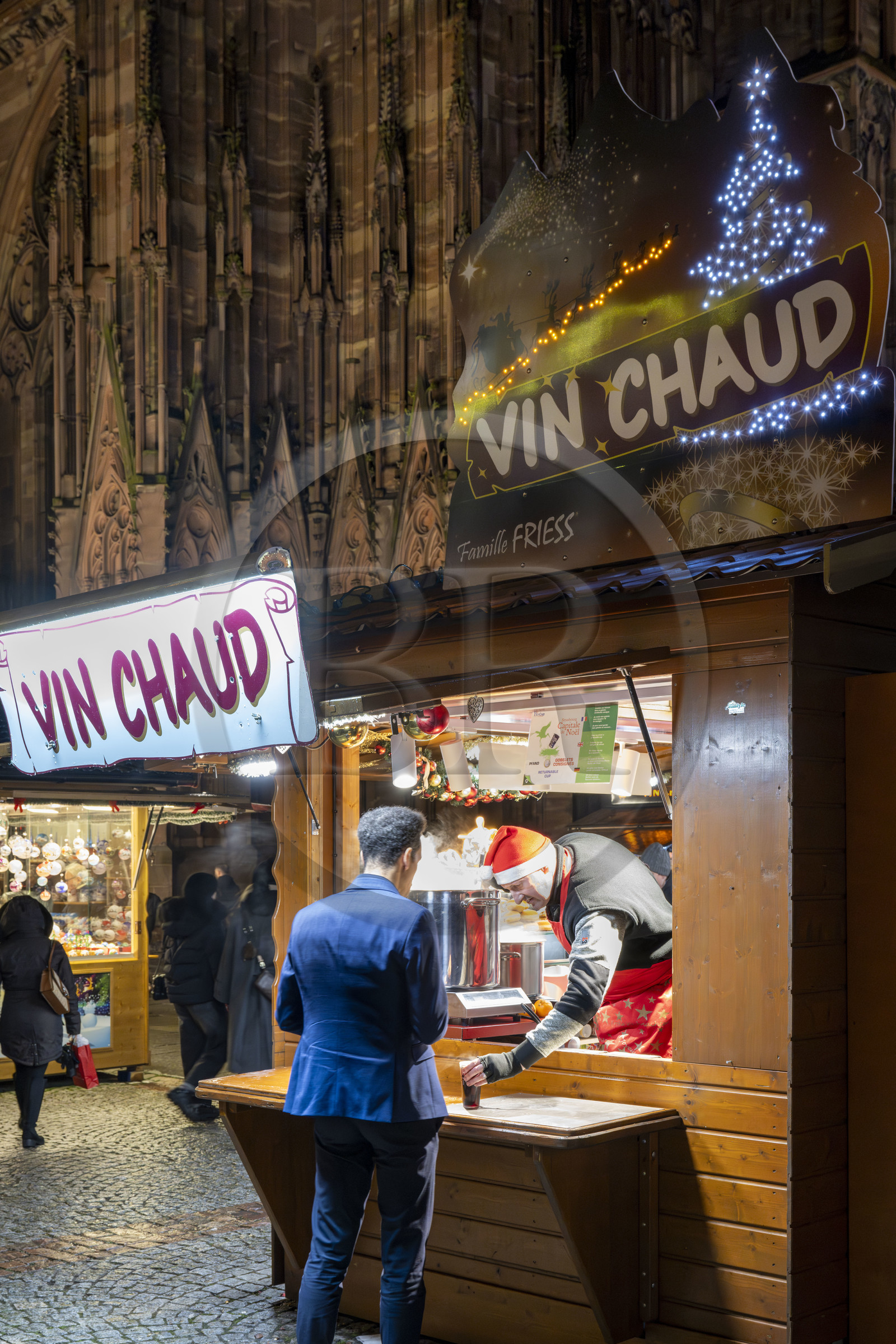 France, Bas-Rhin (67), Strasbourg, vieille ville classée au Patrimoine Mondial de l'UNESCO, marché de Noël (Christkindelsmarik) au pied de la Cathédrale Notre Dame, stand de vin chaud