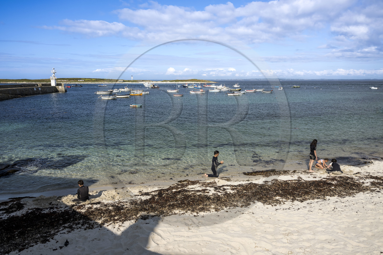 France, Finistère (29), Mer d'Iroise, Ile de Molène, sur la plage du port et l'ilot Lédenez Vraz en arrière plan