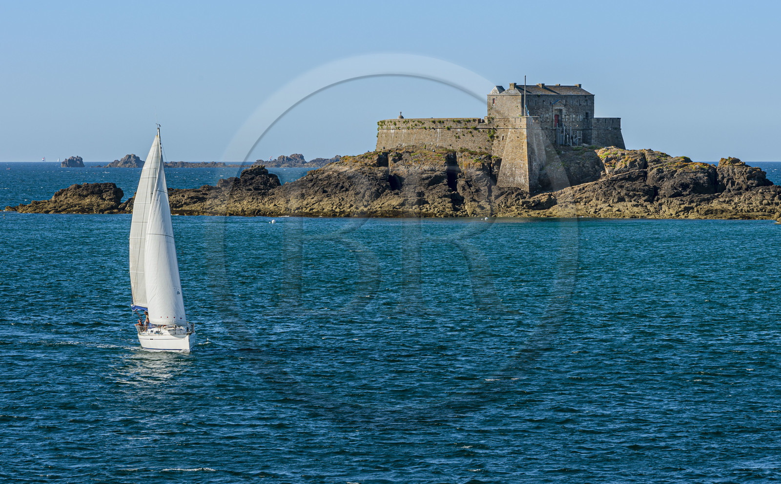 France, Ille-et-Vilaine (35), Côte d'Emeraude, Saint-Malo, voilier passant au large du fort de Petit-Bé conçu par Vauban