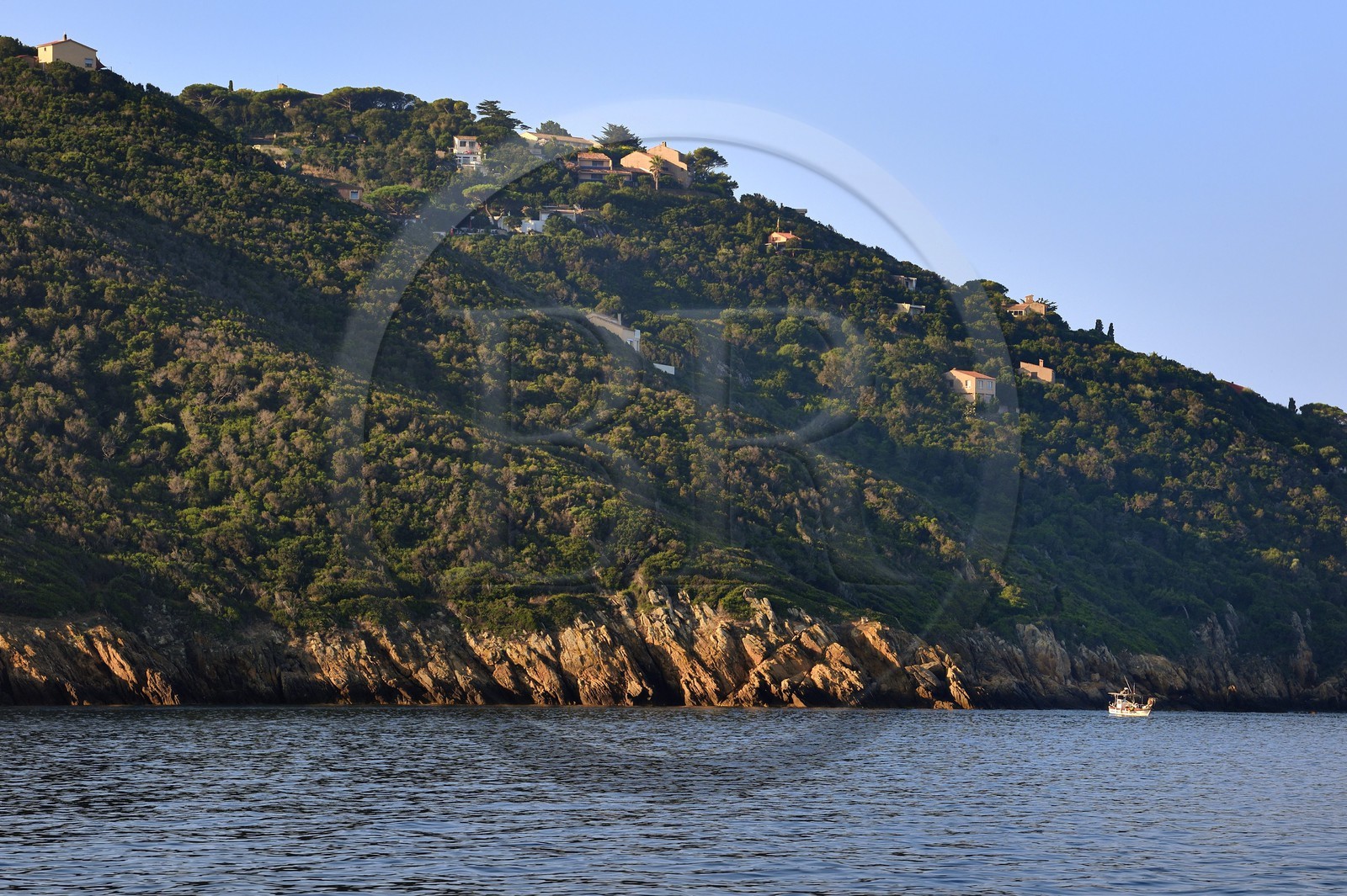 France, Var (83), Iles d'Hyères, Parc national de Port Cros, Ile du Levant, la zone militaire en bas à gauche et la zone civile d'Héliopolis en haut à droite