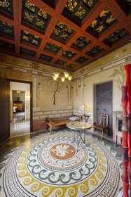 France, Alpes-Maritimes (06),  France, Alpes Maritimes (06), Beaulieu sur Mer, villa Kerylos de style neo-grec construite en 1908 par architecte Emmanuel Pontremoli, salon de repos avec une mosaique illustrant la légende de Triptolème