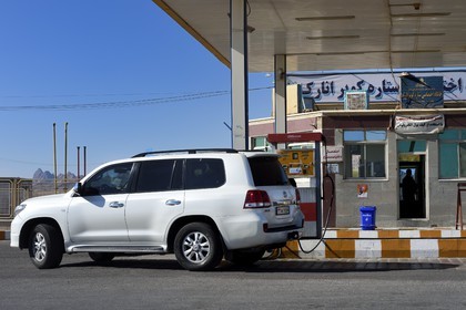 Iran, Isfahan province, Dasht-e Kavir desert, town of Anarak, Toyota Land Cruiser 4x4 at the gas station