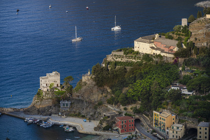 Italie, Ligurie, Cinque Terre, parc national des Cinque Terre classé Patrimoine Mondial de l'UNESCO, village de Monterosso al Mare, la Tour Aurora du XVIème siècle sous les ruines du chateau et le monastère