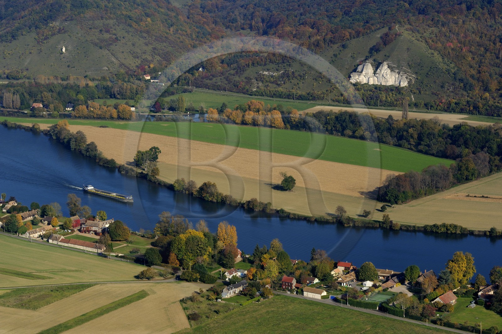 France, Eure (27), péniche sur la Seine en amont de Amfreville-sous-les-monts et la côte des Deux-Amants (vue aérienne)