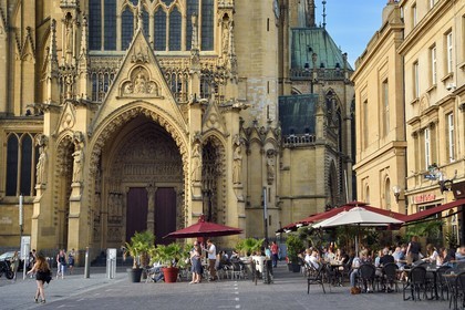 France, Moselle (57), Metz, la cathédrale Saint-Etienne en pierre de Jaumont, la facade occidentale au-dessus du portail principal dit portail de la Vierge et terrasse de Café place Jean Paul 2