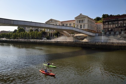 Espagne, Pays basque espagnol, Biscaye, Bilbao, passerelle Pedro Arrupe sur le Ria de Bilbao et l'Université de Deusto en arrière-plan