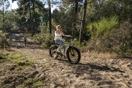 France, Charente-Maritime (17), Royan, La Tremblade, cyclistes utilisant des Fat Bikes sur les chemins sablonneux de la forêt domaniale de la Coubre et des Combots d’Ansoine qui longe l’Atlantique au nord de La Palmyre