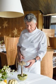 France, Haute-Loire (43), Saint-Bonnet-le-Froid, Restaurant 3 étoiles Régis et Jacques Marcon, le chef cuisinier Jacques Marcon dans la salle