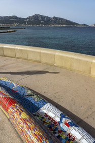 France, Bouches-du-Rhône (13), Marseille, Corniche du Président John Fitzgerald Kennedy, l'Association Viv'Arthe et son Projet Mosaïque, recouvrir de mosaïque le plus long banc du monde qui court sur près de 3 km le long de la Corniche