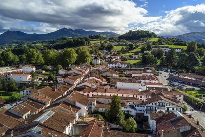 France, Pyrénées-Atlantiques (64), Pays-Basque, Saint-Jean-Pied-de-Port, la rue d'Espagne en direction de Roncevaux (vue aérienne)