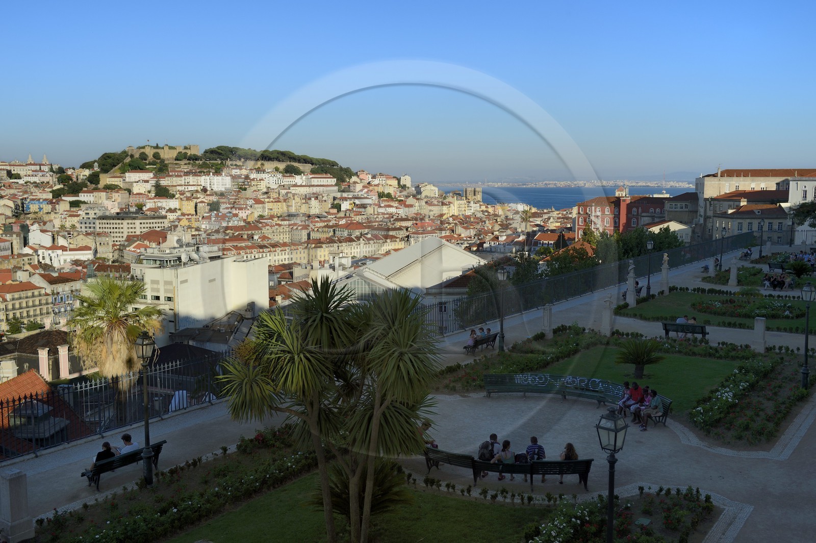 Portugal, Lisbon, city ​​view from the Mirador de Sao Pedro de Alcantara and the Castelo Sao Jorge (Castle of St. George) on the hill