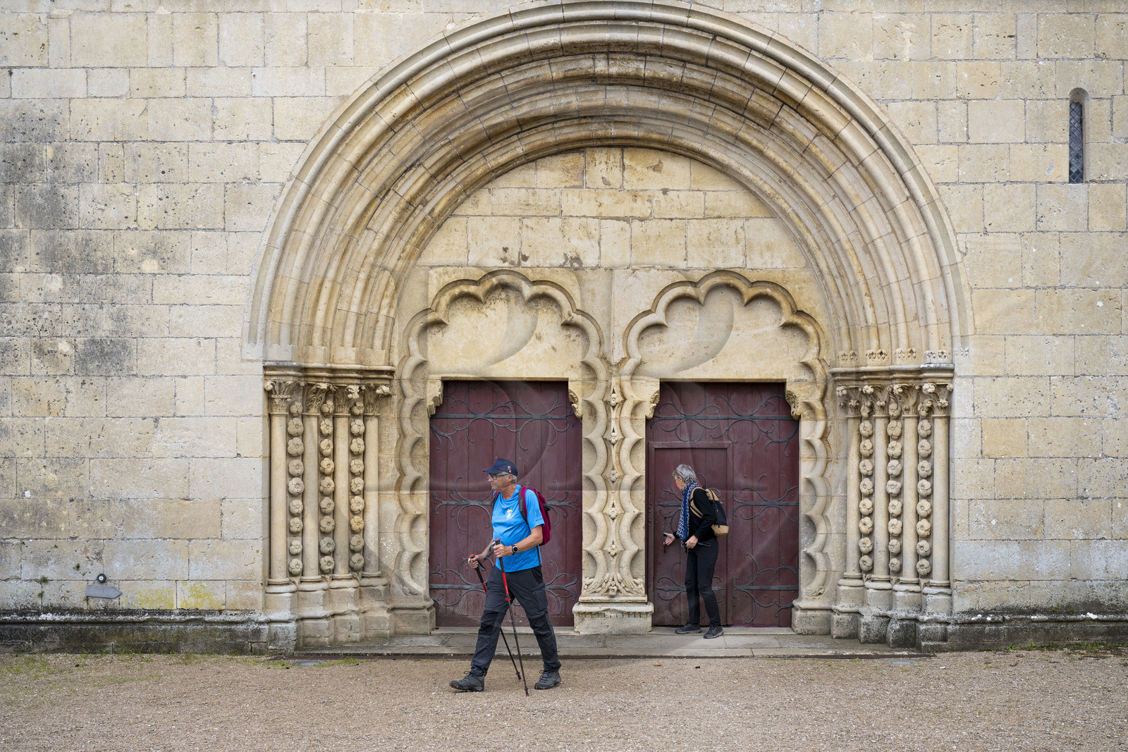 France, Yonne (89), Montréal (Bourgogne), la collégiale Notre-Dame de syle roman du XIIème siècle, détail du Portail de l'église, colonnettes séparées par des rangées de fleurs bien ciselées