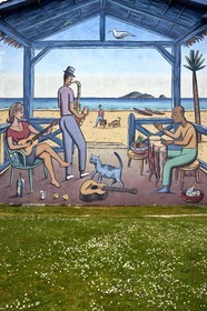 France, Charente (16), Angoulême, Place de la Madeleine , La Guitariste, mur peint d'après un dessin original de Loustal et réalisé par la Cité de la création en 2005