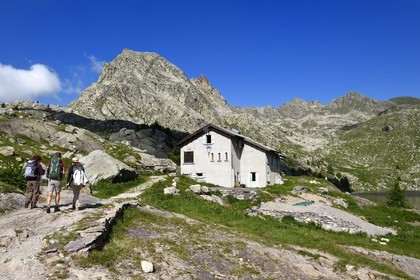 France, Alpes-Maritimes, parc national du Mercantour (Mercantour National Park), the Vallee des Merveilles (Valley of Wonders) scattered with thousands of rupestral engravings of the Bronze Age, the Merveilles mountain hut (FFCAM) and the Cime des Lacs (2510m) mountain in the background