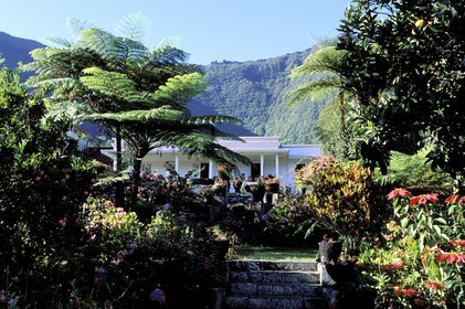France, île de la Réunion, cirque de Salazie, classé Patrimoine Mondial de l'UNESCO, Hell-Bourg, labellisé Les Plus Beaux Villages de France, case créole et son jardin