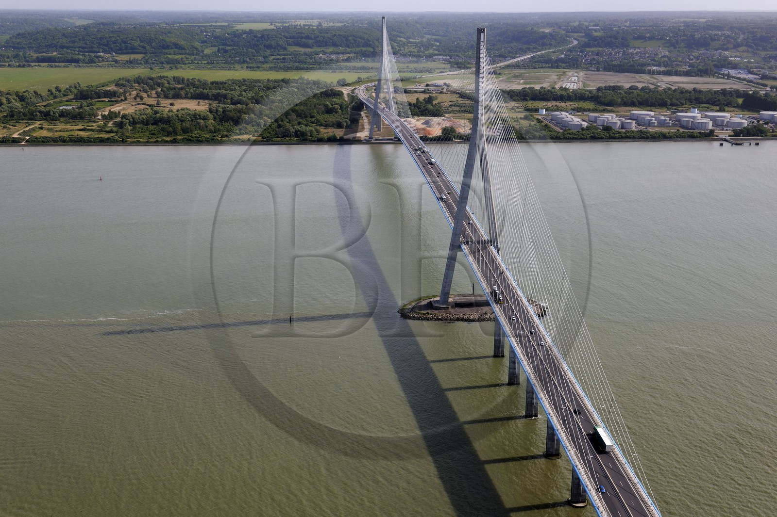 France, entre Calvados (14) et Seine-Maritime (76), le Pont de Normandie enjambe la Seine pour relier les villes de Honfleur et du Havre (vue aérienne)
