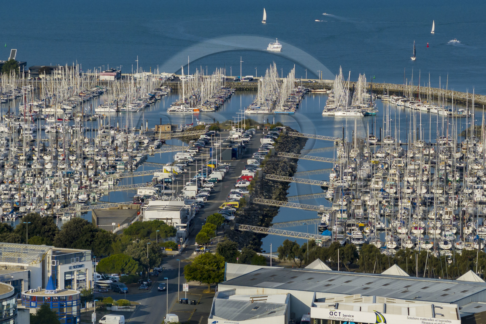 France, Charente-Maritime (17), La Rochelle, voiliers à quai dans le Port des Minimes (vue aérienne)