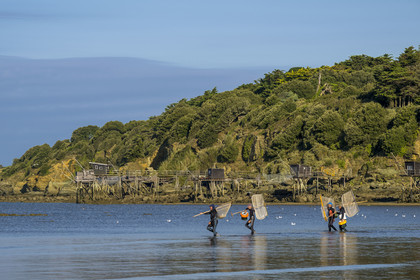 France, Loire-Atlantique (44), Baie de Bourgneuf, Pornic, cabanes de pêche traditionnelle au carrelet en bordure de la plage de Crêve-coeur à La Bernerie-en-Retz, pecheurs à pied de crevettes à l'épuisette
