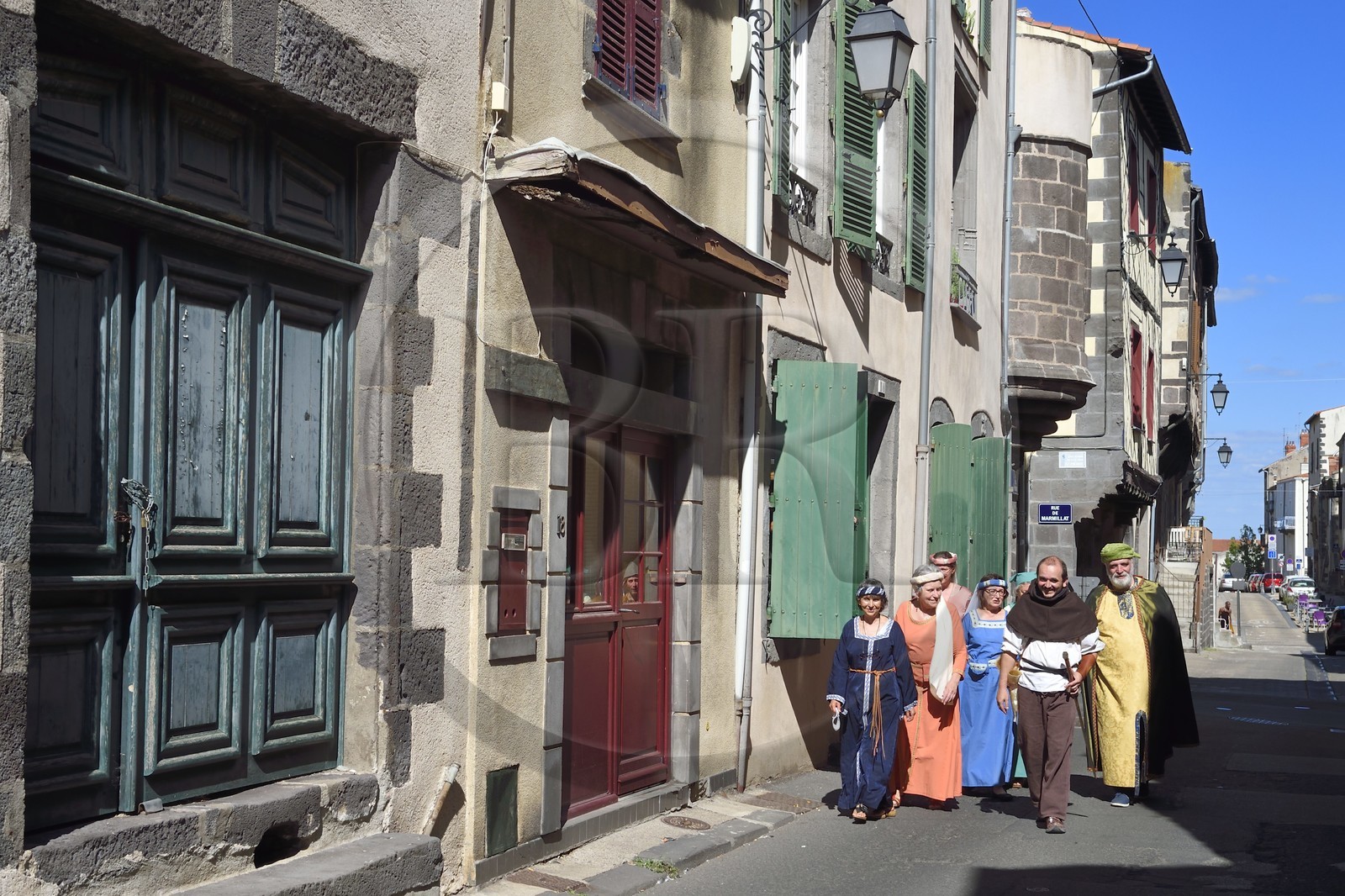 France, Puy-de-Dôme (63), Clermont-Ferrand, quartier de Montferrand, rue de la Rodade, membres de l'association Il était une fois Montferrand en costumes médiévaux