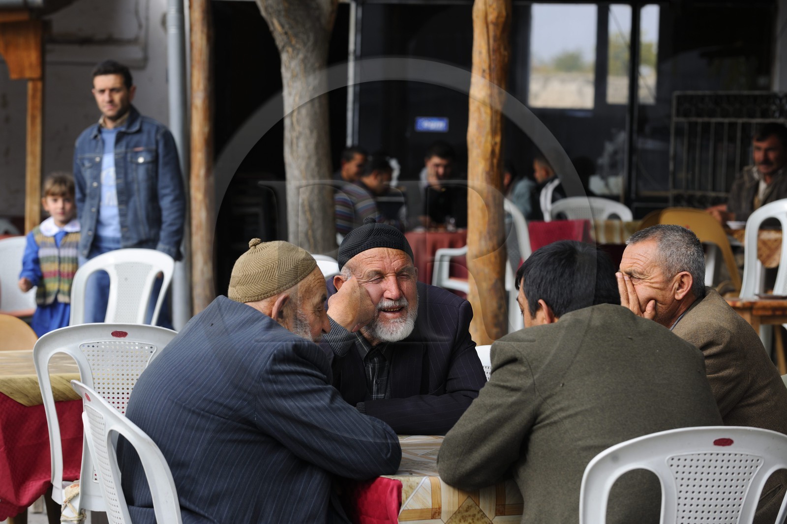 Turquie, Anatolie Centrale, province de Nevsehir, Cappadoce classée Patrimoine Mondial de l'UNESCO, village d' Ibrahimpacha, le café de la place centrale