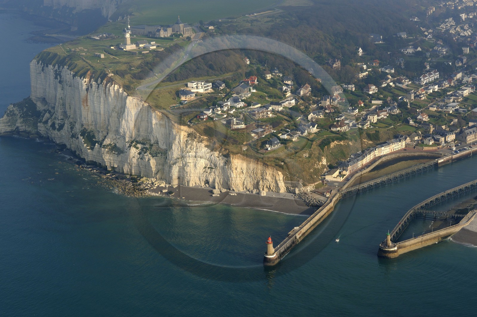 France, Seine-Maritime (76), Pays de Caux, Côte d'Albâtre, Fécamp dominé par Notre Dame du Salut au Cap Fagnet (vue aérienne)