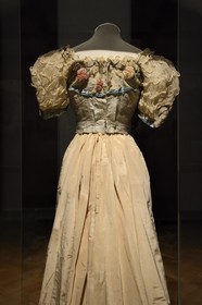 France, Rhône (69), Lyon, site historique classé Patrimoine Mondial de l'UNESCO, musée des Tissus et des Arts décoratifs, robe du soir ayant appartenue à Valentine Masson (France après 1905)