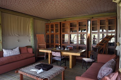Zimbabwe, province de Matabeleland septentrional, parc national Hwange, Somalisa Camp de African Bush Camps, le salon ouvert sur l'extérieur