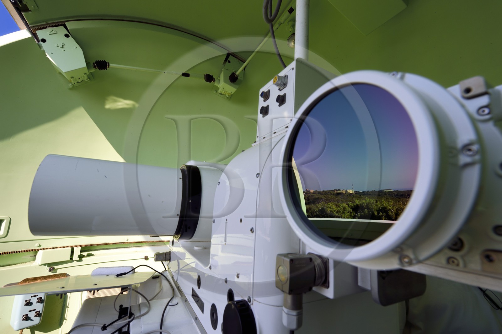 France, Var (83), Iles d'Hyères, Parc national de Port Cros, Ile du Levant, zone militaire, poste optique de la Verette, tourelle optronique sous une coupole du centre DGA Essais de missiles