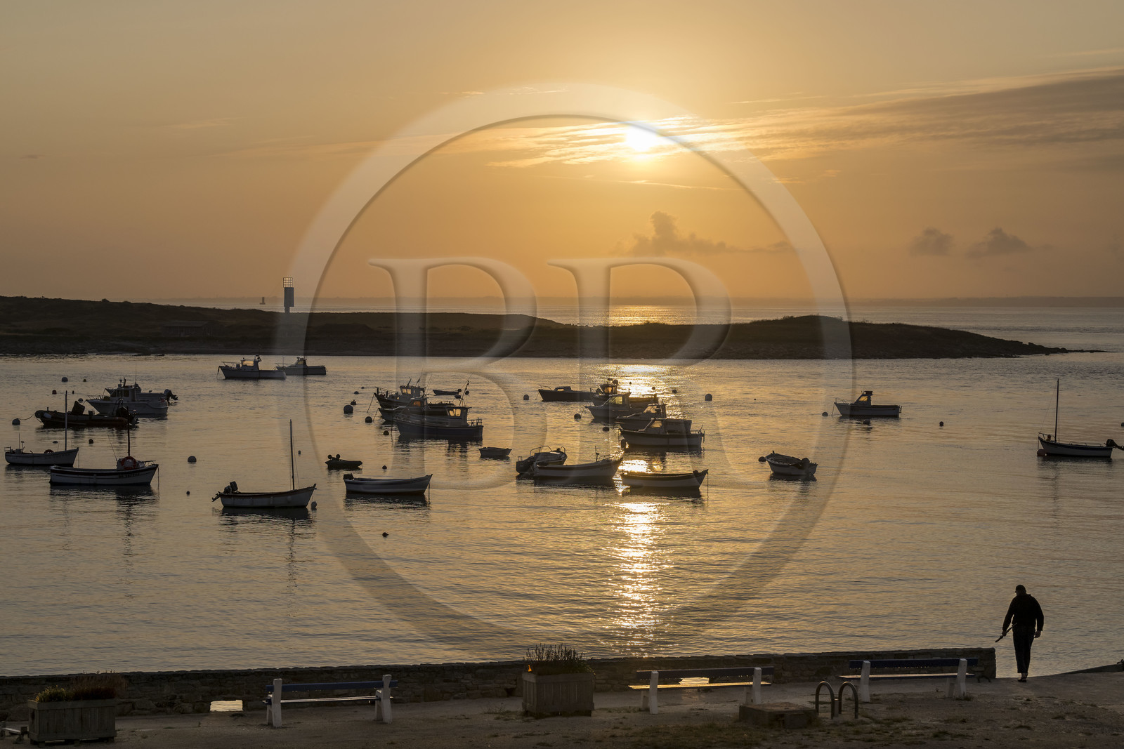 France, Finistère (29), Mer d'Iroise, Ile de Molène au petit matin, les bateaux de pêches sont au mouillage à la belle saison entre le bourg et l'ilot Lédenez Vraz en arrière plan