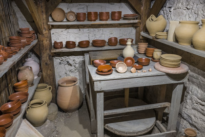 France, Aveyron (12), Millau, musée de Millau et des Grands Causses installé dans l'Hotel de Pegayrolles, reconstitution d'un atelier de potier de La Graufesenque, site archéologique gallo-romaine du Ier siècle