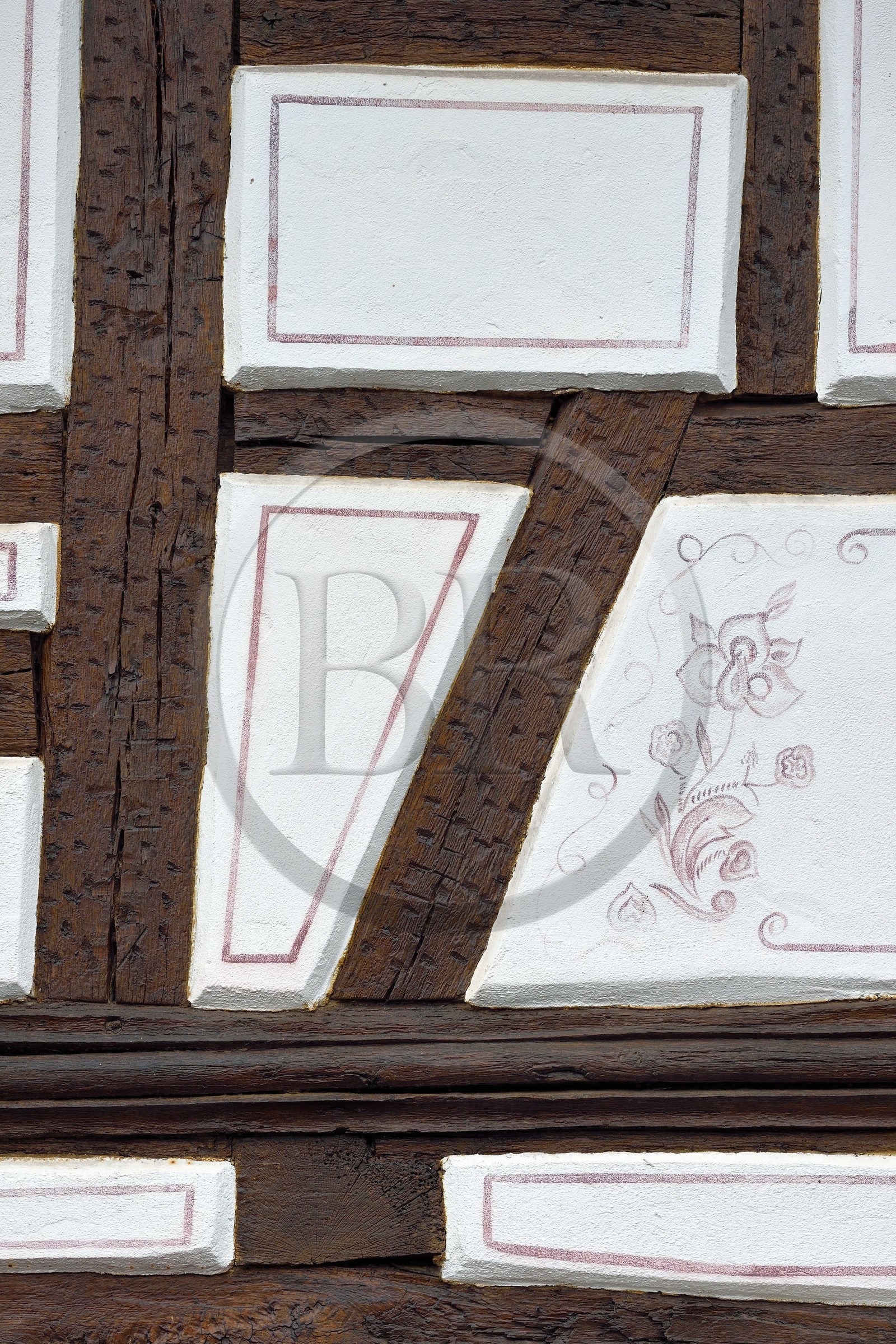 France, Bas-Rhin (67), Parc naturel régional des Vosges du Nord, Obersteinbach, maison traditionnelle à pans de bois dans la rue principale