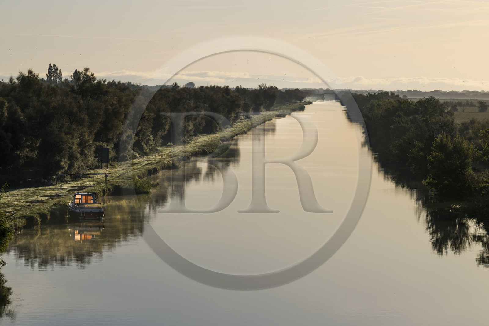 France, Gard (30), la Petite Camargue, Vauvert, le canal du Rhône à Sète au petit matin à Gallician