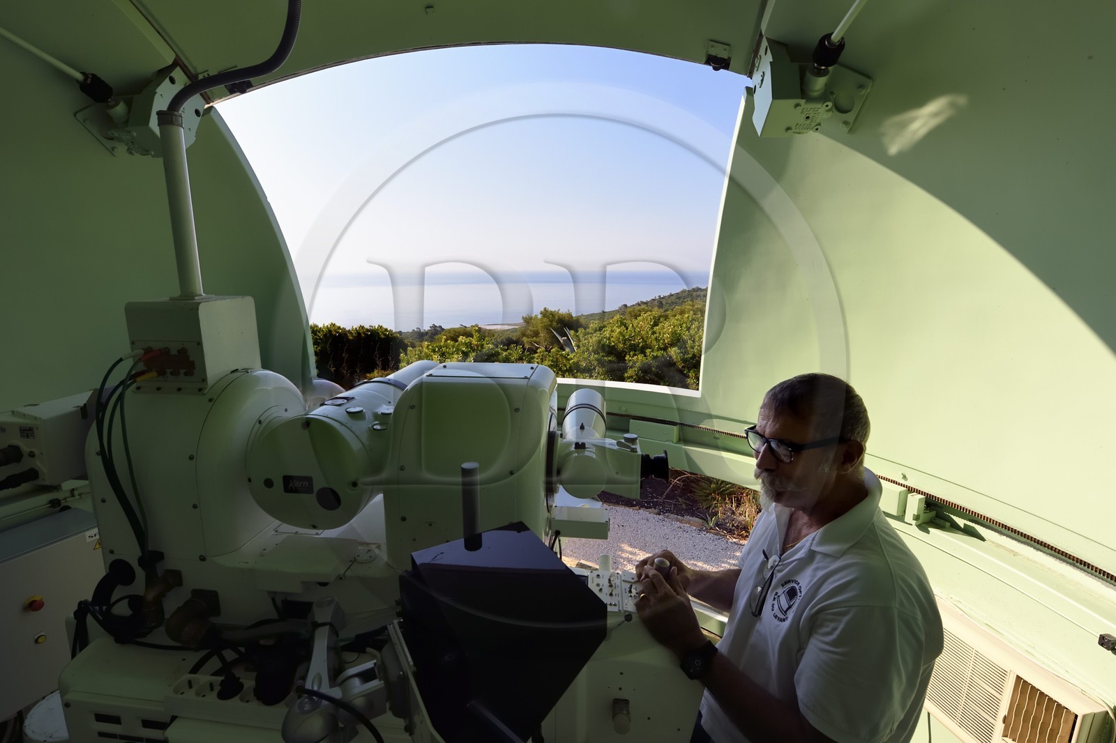 France, Var (83), Iles d'Hyères, Parc national de Port Cros, Ile du Levant, zone militaire, poste optique de la Verette, tourelle optronique du centre DGA Essais de missiles actionnée par monsieur Raymond P.