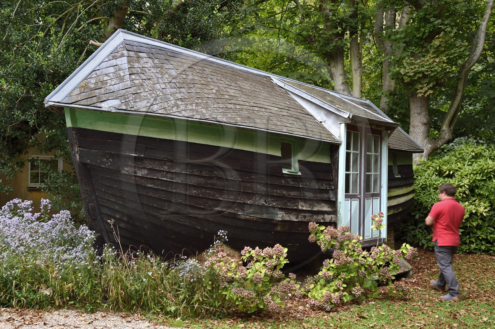 France, Seine-Maritime (76), Pays de Caux, Côte d'Albâtre, Etretat, la maison de Guy de Maupassant appelée La Guillette, caloge qui servait de logement pour son valet François Tassart, c'est une cabane aménagée à partir d'un ancien bateau de pecheur devenu impropre à la navigation