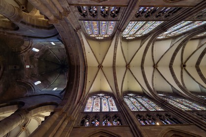 France, Bas-Rhin (67), Strasbourg, vieille ville classée au Patrimoine Mondial de l'UNESCO, la cathédrale Notre-Dame, la tour Klotz du choeur roman à gauche et le plafond de la nef gothique à droite