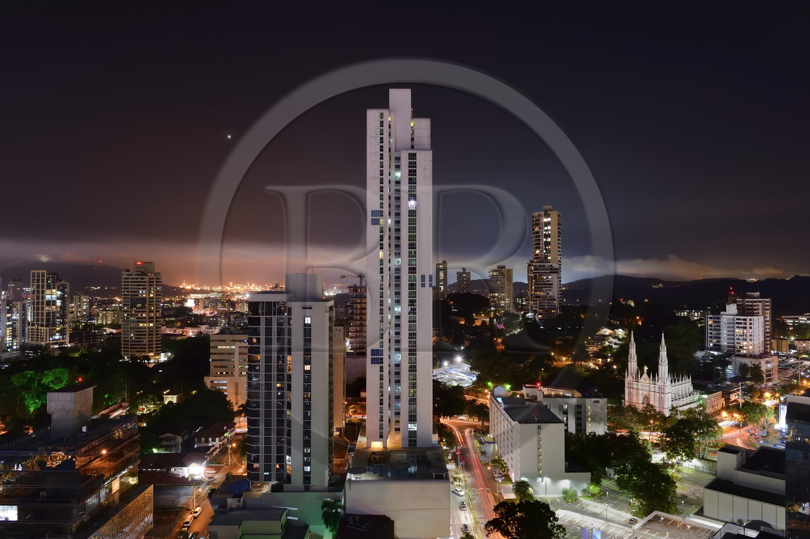 Panama, Panama City, immeubles du centre ville dans le quartier de Marbella et l'eglise du Carmen (iglesia del Carmen)