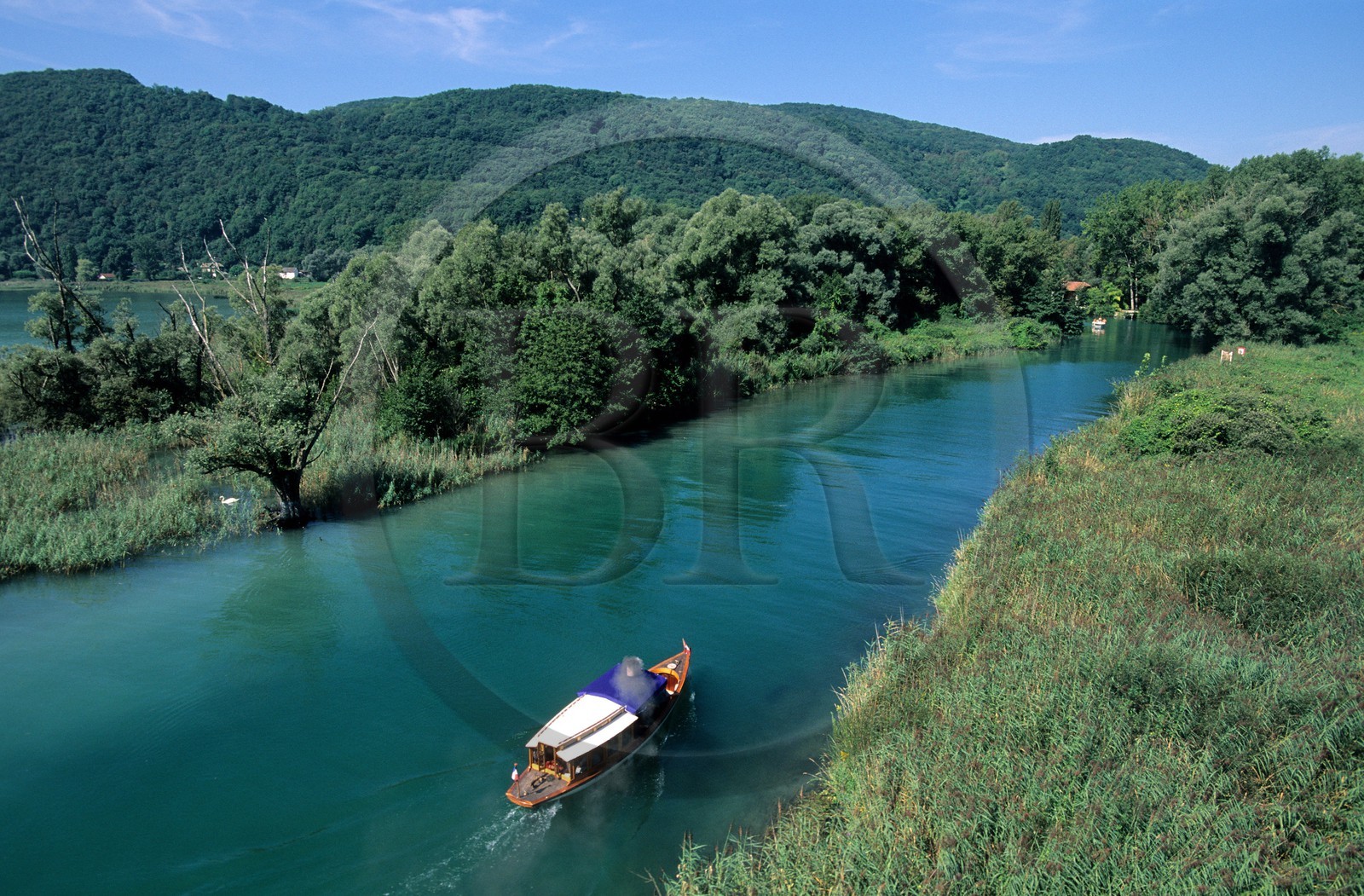 France, Savoie (73), le lac du Bourget, bateau à vapeur Asphodèle II de 1990 sur le canal de Savières (vue aérienne)