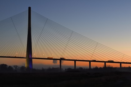 France, entre Calvados (14) et Seine-Maritime (76), le Pont de Normandie à l'aube, il enjambe la Seine pour relier les villes de Honfleur et du Havre