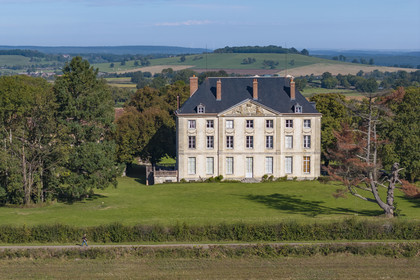 France, Yonne (89), Sauvigny-le-Bois, chateau de Montjalin, musée de l'automobile (vue aérienne)