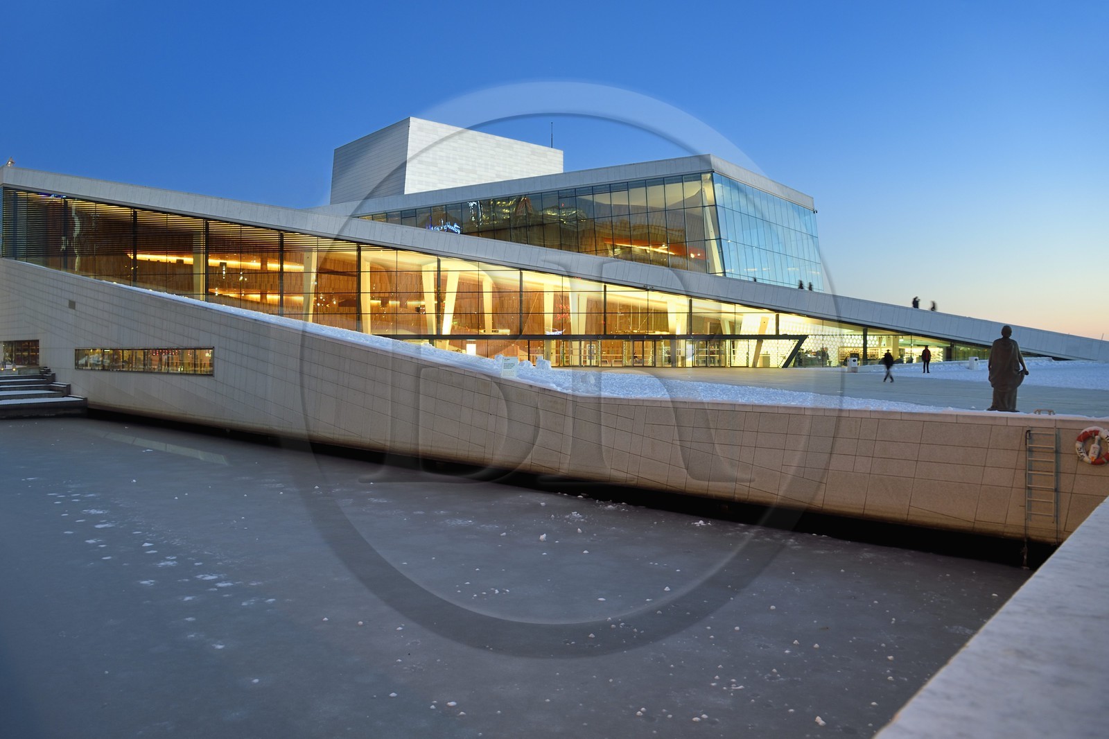 Norvège, Oslo, quartier des docks de Bjorvika, l'Opéra sous la neige concu par le cabinet d'architecture Snohetta dont notamment Tarald Lundevall