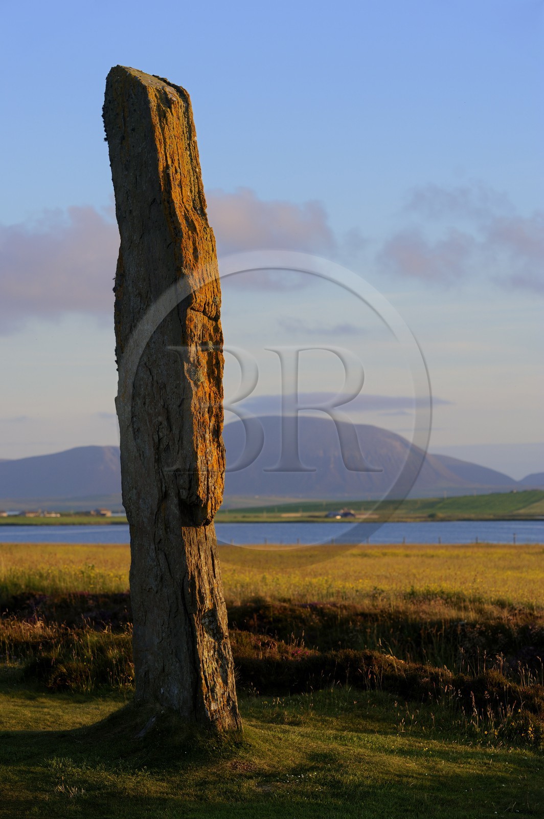 Royaume-Uni, Ecosse, Iles Orcades, Ile de Mainland, au bord du Loch of Stenness, cercle de pierres levées du Ring of Brodgar, classées Patrimoine Mondial de l' UNESCO