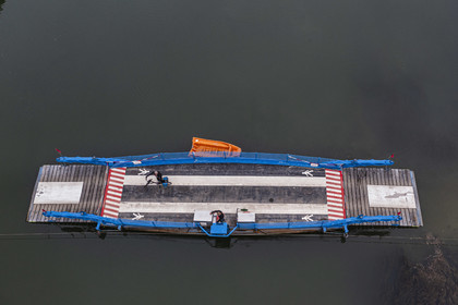 France, Charente-Maritime (17), Chaniers, bac permettant le passage sur la Charente et cycliste sur la véloroute La Flow Vélo (vue aérienne)