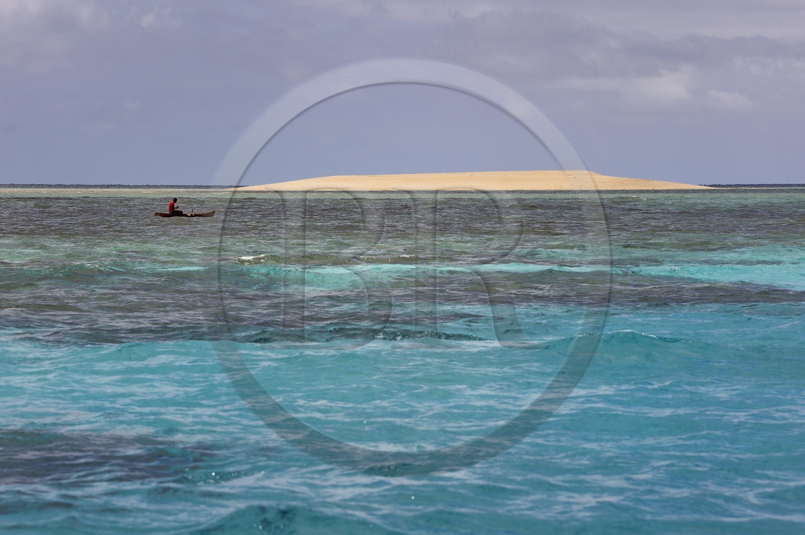 France, Ile de Mayotte, Grande-Terre, M'Tsamoudou, ilot de sable blanc sur le récif de corail dans la lagune face à la pointe Saziley, pecheur en pirogue