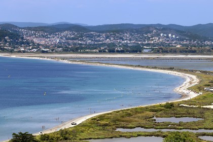 France, Var (83), Hyères, tombolo de la Presqu'Ile de Giens, plage de l'Almanarre, anciens salins et Hyères en arrière plan