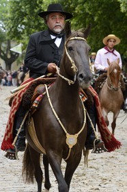 Argentine, province de Buenos Aires, San Antonio de Areco, fête du Jour de la Tradition (Dia de la Tradicion), gaucho à cheval défilant en habit traditionnel, estanciero (gaucho propriétaire d'un ranch)