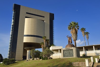 Namibie, région de Khomas, Windhoek, Independence Memorial Museum construit par la Corée du Nord et le Alte Feste (Old Fortress) avec la Liberation statue Their Blood Waters Our Freedom