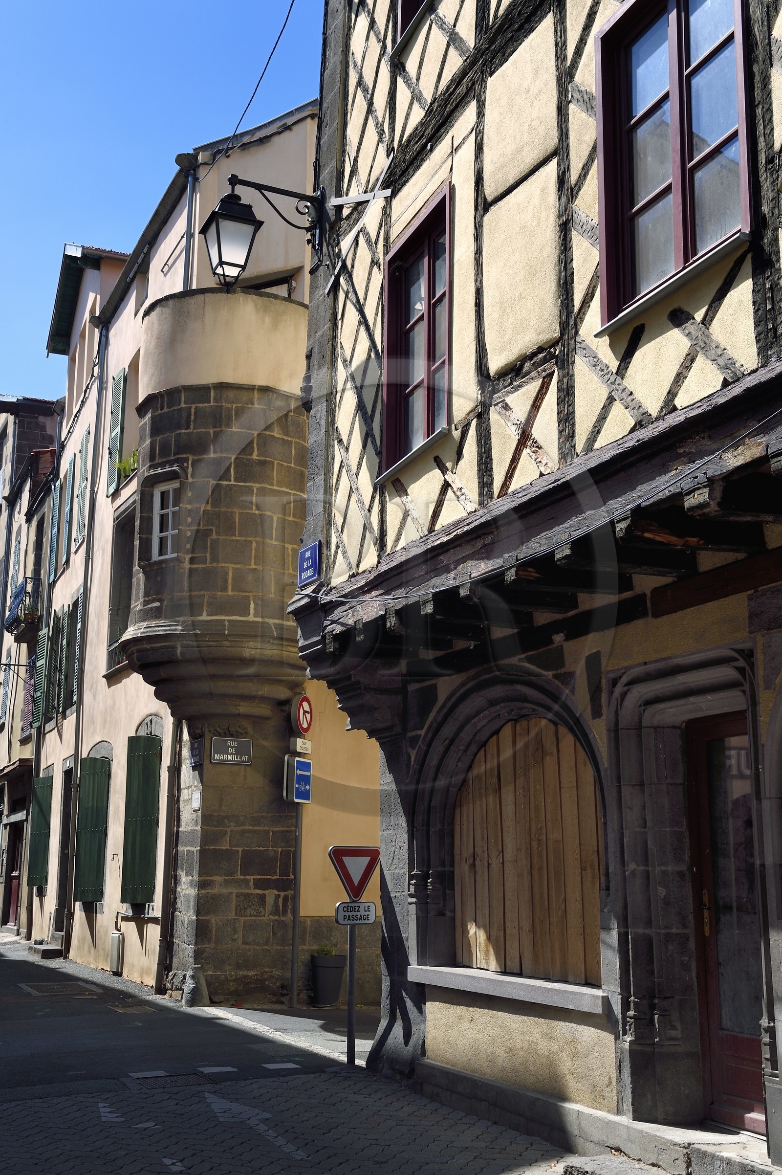 France, Puy-de-Dôme (63), Clermont-Ferrand, quartier de Montferrand, maisons en pans-de-bois en encorbellement sur un rez-de-chaussée en pierrre rue de la Rodade, Maison de l'Echauguette