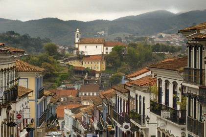 Brésil, Etat du Minas Gerais, ville de Ouro Preto, centre historique classé Patrimoine Mondial de l 'UNESCO, rue Conde de Bobadela et igreja Nossa Senhora do Rosario dos Pretos (Route de l'or, Estrada Real)