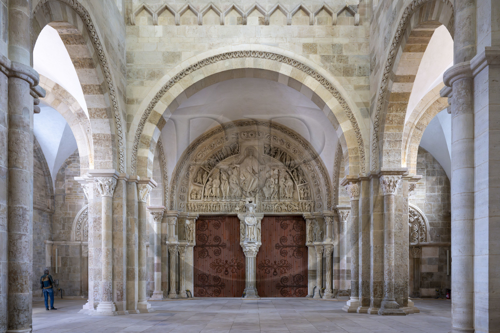 France, Yonne (89), parc naturel régional du Morvan, Vézelay, classé au Patrimoine Mondial de l'UNESCO, labellisé Les Plus Beaux Villages de France, point de départ de l'une des principales voies de pèlerinage de Saint-Jacques-de-Compostelle, la basilique Sainte-Marie-Madeleine, tympan du portail central du narthex, chef d’oeuvre de l’art roman
